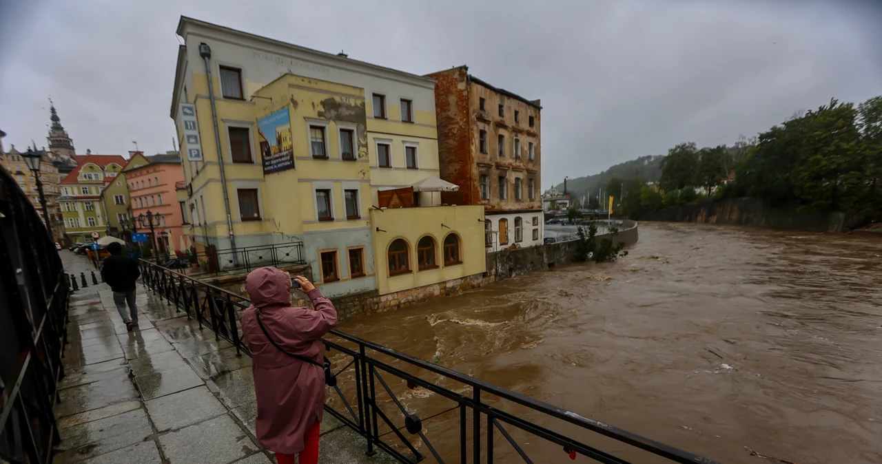 Poziom Nysy Kłodzkiej się podnosi. Woda wlewa się do kamienic 