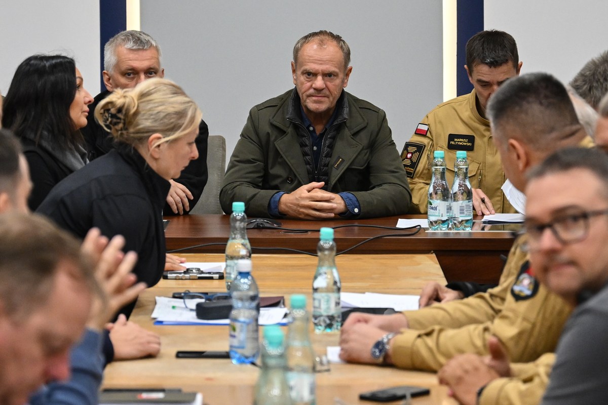 "Sytuacja jest dramatyczna w wielu miejscach" - powiedział premier Donald Tusk, który w Kłodzku (Dolny Śląsk) wziął udział w odprawie służb w związku z powodzią. Zaapelował o wykonywanie rekomendacji służb ws. ewakuacji. 