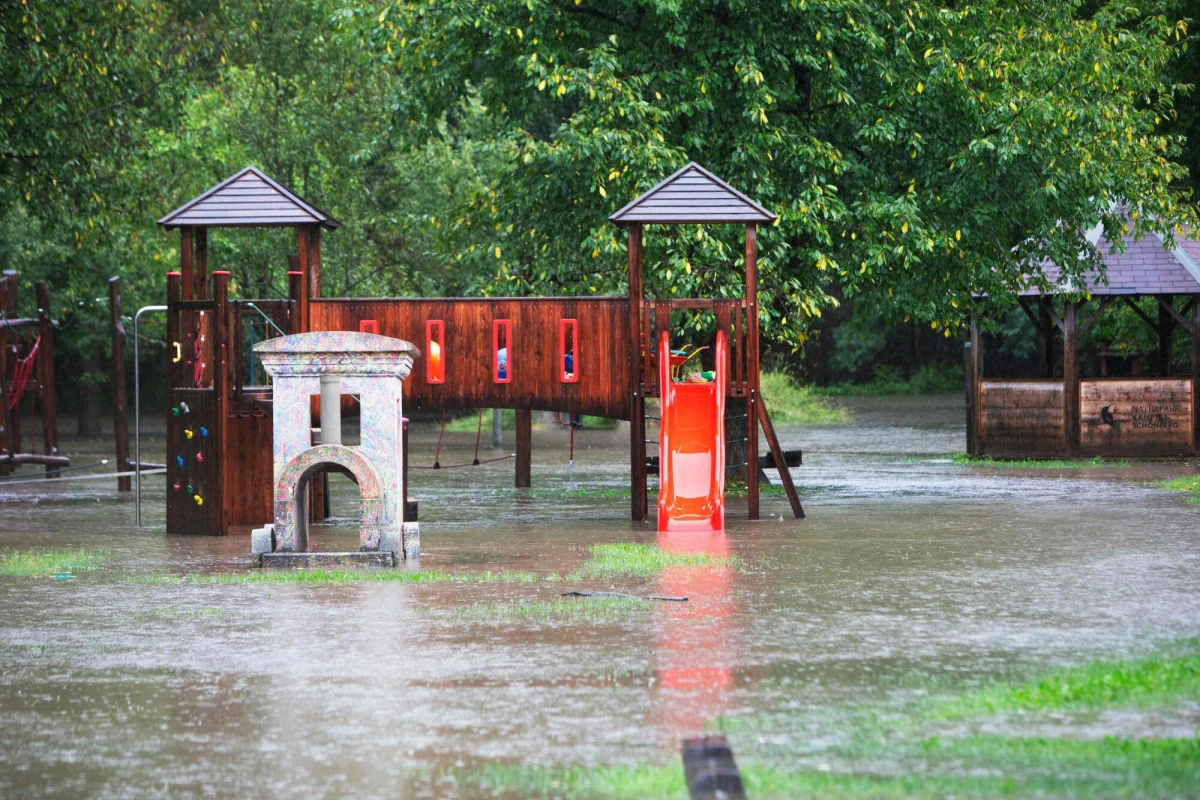 Dramatyczna sytuacja powodziowa w Austrii. Do Wiednia dociera fala kulminacyjna, rozpoczęły się pierwsze ewakuacje. W niedzielę rano władze ogłosiły stan klęski żywiołowej na całym obszarze Dolnej Austrii. "Ze względu na intensywne opady deszczu sytuacja bardzo szybko się pogarsza" - powiedział agencji APA przedstawiciel władz tego kraju związkowego.