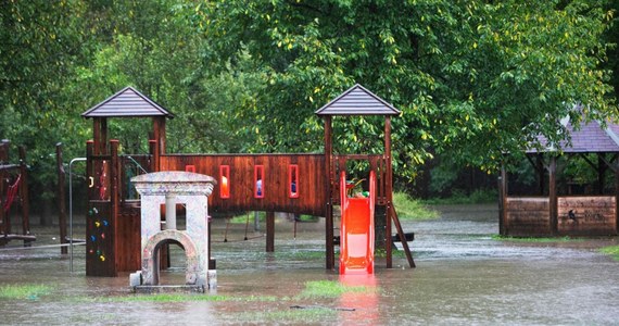 Dramatyczna sytuacja powodziowa w Austrii. Do Wiednia dociera fala kulminacyjna, rozpoczęły się pierwsze ewakuacje. W niedzielę rano władze ogłosiły stan klęski żywiołowej na całym obszarze Dolnej Austrii. "Ze względu na intensywne opady deszczu sytuacja bardzo szybko się pogarsza" - powiedział agencji APA przedstawiciel władz tego kraju związkowego.