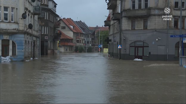 Wielka woda przechodzi przez woj. dolnośląskie. Lądek-Zdrój został odcięty od reszty świata.