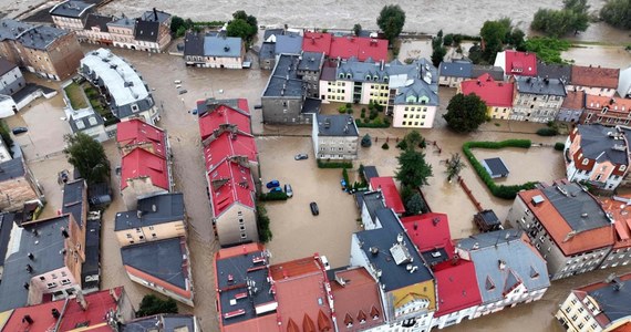 W niedzielę rano woda Białej Głuchołaskiej przelała się przez wały broniące Głuchołaz i zalewa miasto. Apeluję do wszystkich mieszkańców o ewakuację na wyżej położone tereny. Toniemy - powiedział burmistrz Głuchołaz Paweł Szymkowicz.