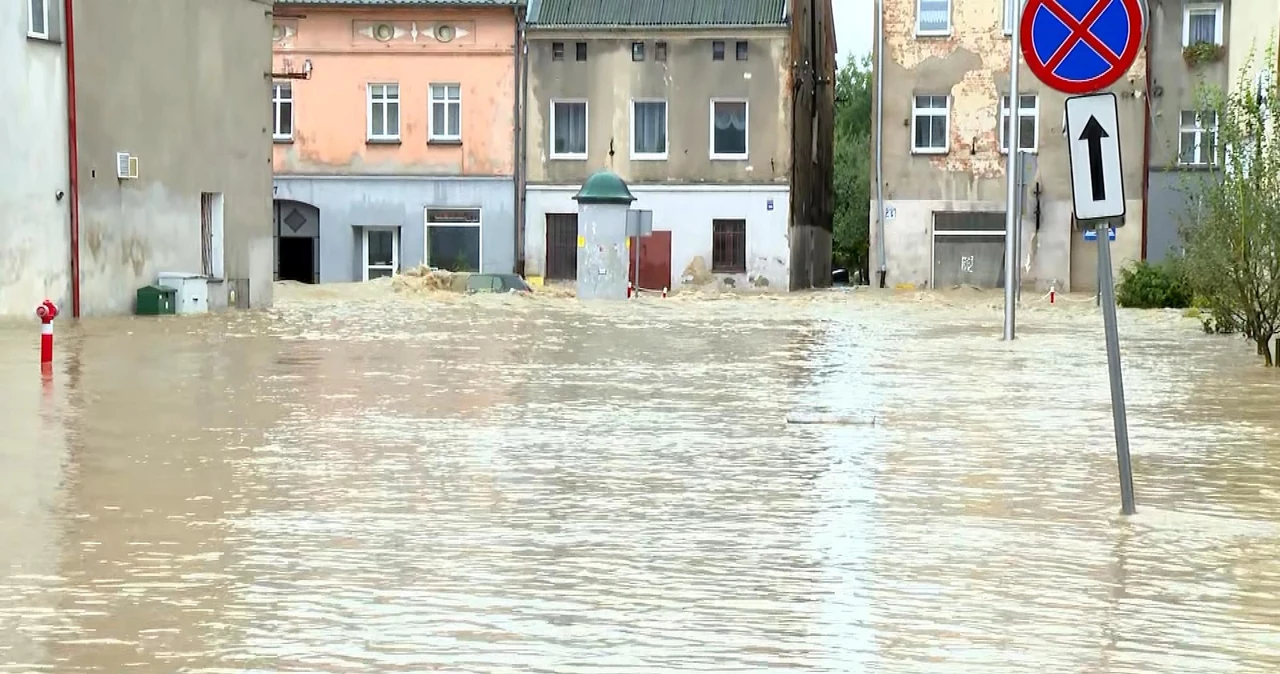 Woda zalewa rynek w Głuchołazach. Burmistrz: Toniemy