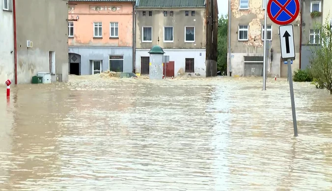 Woda zalewa rynek w Głuchołazach. Burmistrz: Toniemy