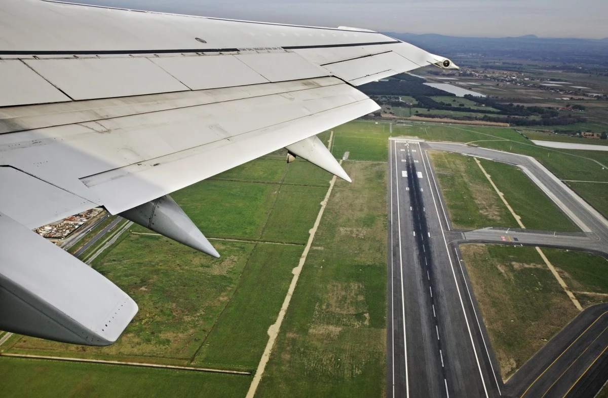 Warszawskie Lotnisko Chopina, będące największym portem lotniczym w Polsce, ogłosiło planowany remont jednej ze swoich dróg startowych. Prace remontowo-modernizacyjne, które rozpoczną się 18 września i potrwają do 10 listopada, dotyczą krótszej drogi startowej o długości 2800 metrów. Mimo że remont może wydawać się uciążliwy, zarząd lotniska zapewnia, że nie wpłynie on na komfort podróżnych.