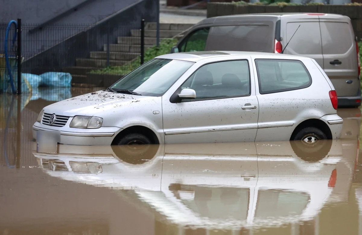 W nocy z sobotę na niedzielę Ustroń znalazł się pod wodą po tym, jak wylał potok Młynówka. Przejezdne są już zamknięte wcześniej mosty graniczne z Czechami – Wolności i Przyjaźni – w centrum Cieszyna - poinformował wczesnym popołudniem w niedzielę rzecznik cieszyńskiej policji podkom. Krzysztof Pawlik. Poziom wody w granicznej rzece Olzie opada.