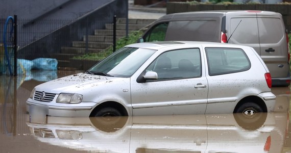 W nocy z sobotę na niedzielę Ustroń znalazł się pod wodą po tym, jak wylał potok Młynówka. Przejezdne są już zamknięte wcześniej mosty graniczne z Czechami – Wolności i Przyjaźni – w centrum Cieszyna - poinformował wczesnym popołudniem w niedzielę rzecznik cieszyńskiej policji podkom. Krzysztof Pawlik. Poziom wody w granicznej rzece Olzie opada.