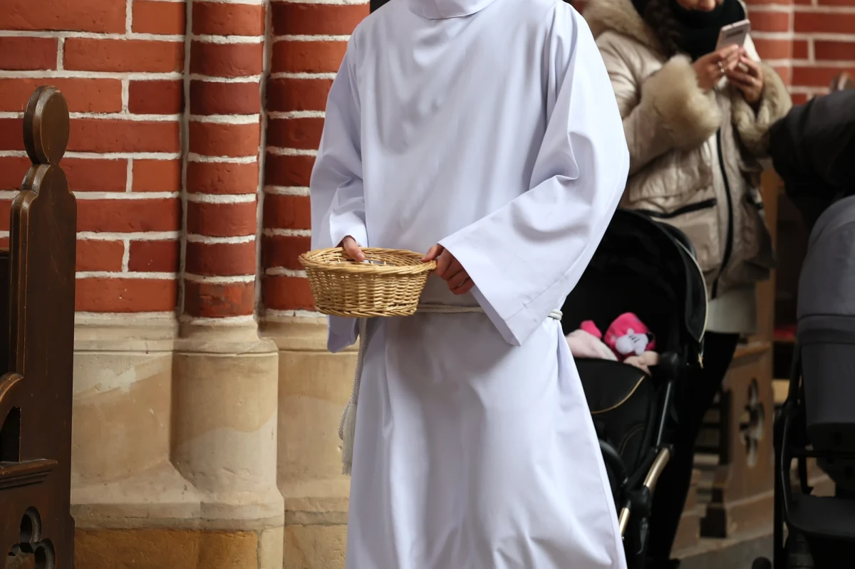 W poniedziałek Sąd Rejonowy w Nowym Targu w woj. małopolskim ma wydać wyrok wobec Mariana W., byłego księdza, który oskarżony jest o seksualne wykorzystywanie nieletnich ministrantów. Sprawa ta wstrząsnęła lokalną społecznością, a jej echa dotarły do całej Polski.