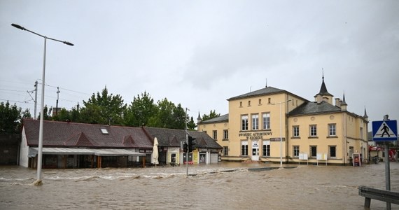 Południowo-zachodnia Polska walczy ze skutkami intensywnych opadów deszczu. Najgorzej jest na Opolszczyźnie i na Dolnym Śląsku. Mieszkańcy wielu miejscowości zostali ewakuowani. MSWiA opublikowało krótki instruktaż, jak dać znać służbom, że potrzebujemy pomocy w momencie, gdy pozostaliśmy w swoich domach, a woda odcięła nas od  reszty świata.