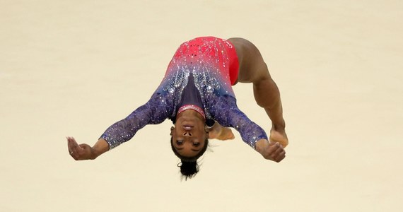 Simone Biles, jedenastokrotna medalistka olimpijska, powraca na scenę w wielkim stylu. Po triumfie w Paryżu, gdzie zdobyła trzy złote medale oraz srebrny, amerykańska gimnastyczka będzie główną atrakcją nadchodzącego gimnastyczno-muzycznego show "Gold Over America Tour". Wydarzenie to rozpocznie się już w najbliższy poniedziałek i odwiedzi 30 miast w Stanach Zjednoczonych.