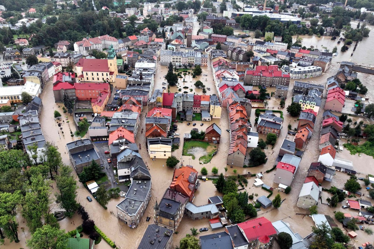 Most tymczasowy na krajowej "40" w Głuchołazach zawalił się pod naporem wody. Wcześniej woda z Białej Głuchołaskiej przelała się przez wały broniące Głuchołazy i zalała miasto. 