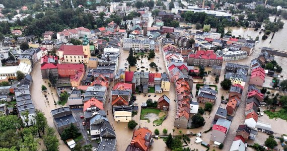 Most tymczasowy na krajowej "40" w Głuchołazach zawalił się pod naporem wody. Wcześniej woda z Białej Głuchołaskiej przelała się przez wały broniące Głuchołazy i zalała miasto. 