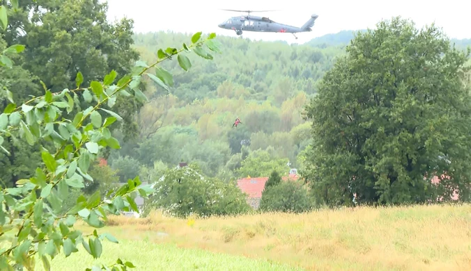 Black Hawk ruszył do akcji. Podejmują ludzi z dachów