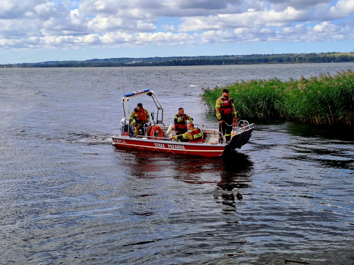 Na jeziorze Dąbie niedaleko Czarnej Łąki pod Szczecinem w woj. zachodniopomorskim doszło do dramatycznego zdarzenia. Łódź motorowa z czterema osobami na pokładzie przewróciła się, w wyniku czego dwie osoby zdołały dopłynąć do brzegu, natomiast los dwóch pozostałych wciąż pozostaje nieznany. Mimo intensywnych poszukiwań prowadzonych przez służby ratownicze, zaginieni nie zostali odnalezieni.