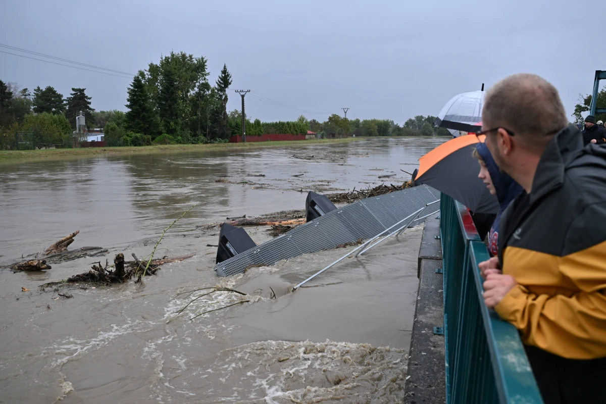 Słowacja zmagała się z intensywnymi opadami deszczu, które doprowadziły do wylania potoków i rzek w zachodniej oraz północno-zachodniej części kraju. Sytuacja stała się na tyle poważna, że woda zaczęła zagrażać stolicy – Bratysławie. W związku z tym częściowo zablokowana została autostrada D2, która jest główną arterią prowadzącą od granicy z Czechami do słowackiej stolicy.
