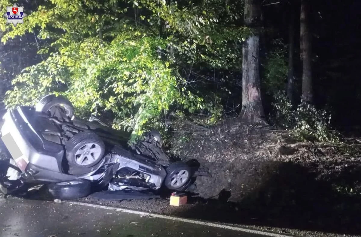 Tragiczny wypadek w Górze Puławskiej. Młody Ukrainiec, kierujący bmw stracił panowanie nad autem, wypadł z drogi, uderzył w drzewo i dachował. 31-latek zginął na miejscu, a do szpitala trafił 34-letni pasażer samochodu.