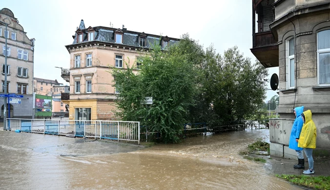 Powódź w okolicach Kłodzka. Nadciąga druga fala, jest wyższa o metr 