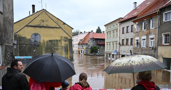 W południowo-zachodniej Polsce trwa walka z powodzią. Najgorsza sytuacja jest w powiatach kłodzkim (woj. dolnośląskie), nyskim i prudnickim (woj. opolskie). Na Gorącą Linię RMF FM, naszego maila i messengera dostajemy od was nagrania i zdjęcia z miejsc dotkniętych wielką wodą.