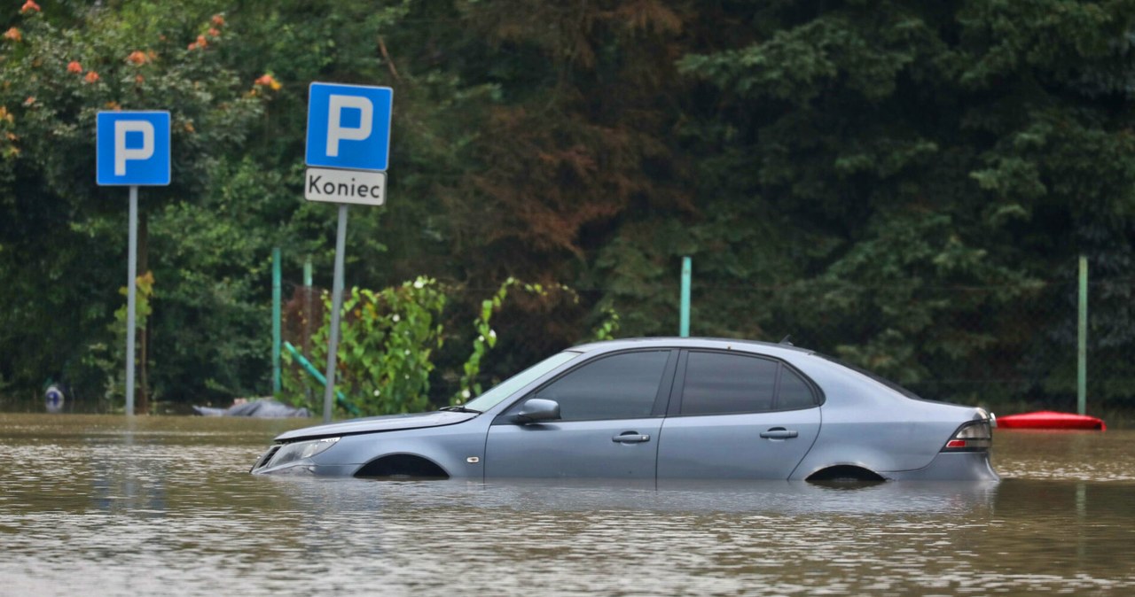 Powodzie, podtopienia, którymi, zmaga, teraz, wiele, regionów, Polski, powodują, poważne, spustoszenia, straty, zalania, szczegó Co zrobić z autem po powodzi? Czy ratowanie zalanego pojazdu ma sens?