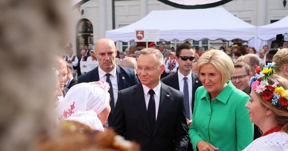 "Polski rolnik wymaga wszechstronnej opieki ze strony państwa - powiedział Andrzej Duda w przemówieniu, jakie wygłosił podczas Dożynek Prezydenckich w Warszawie.  Dodał, że poprosi ministra rolnictwa Czesława Siekierskiego o fundusze dla tych, którzy zostali dotknięci klęskami żywiołowymi - m.in. powodzią.