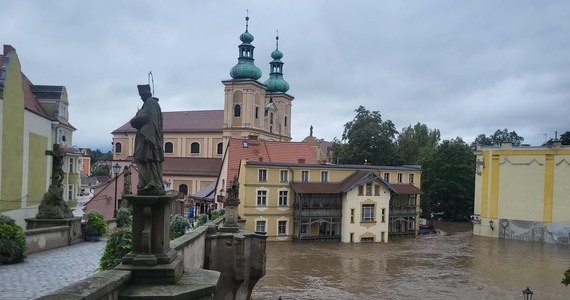 Jako "dramatyczną" sytuację powodziową w Kłodzku określił w niedzielę po południu burmistrz miasta Michał Piszko. Przerwanie tamy w Stroniu Śląskiem spowodowało gwałtowny wzrost poziomu wody w rzece Nysa Kłodzka. Wodowskaz na Nysie w Kłodzku wskazał 772 cm, bijąc tym samym rekord z 1997 r. (655 cm). "Pozostały nam jedynie działania ratunkowe" – skonkludował Piszko.