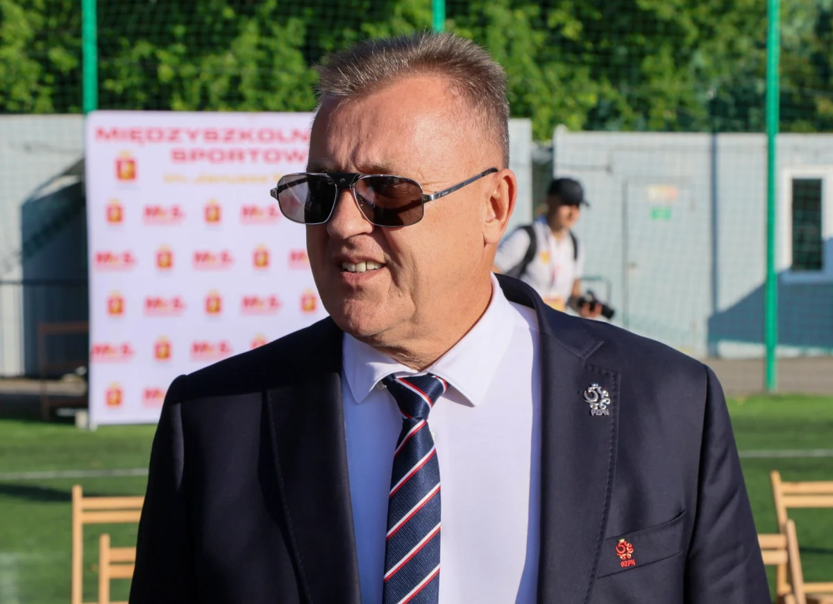 200 tys. złotych - tyle ofiarom powodzi przekaże Polski Związek Piłki Nożnej. Poinformował o tym w niedzielę prezes PZPN Cezary Kulesza. Pieniądze wpłyną na konto zbiórki prowadzonej przez Fundację Siepomaga. "Zachęcam pozostałe związki i kluby, aby przyłączyły się do akcji pomocowej" - napisał Kulesza na X.