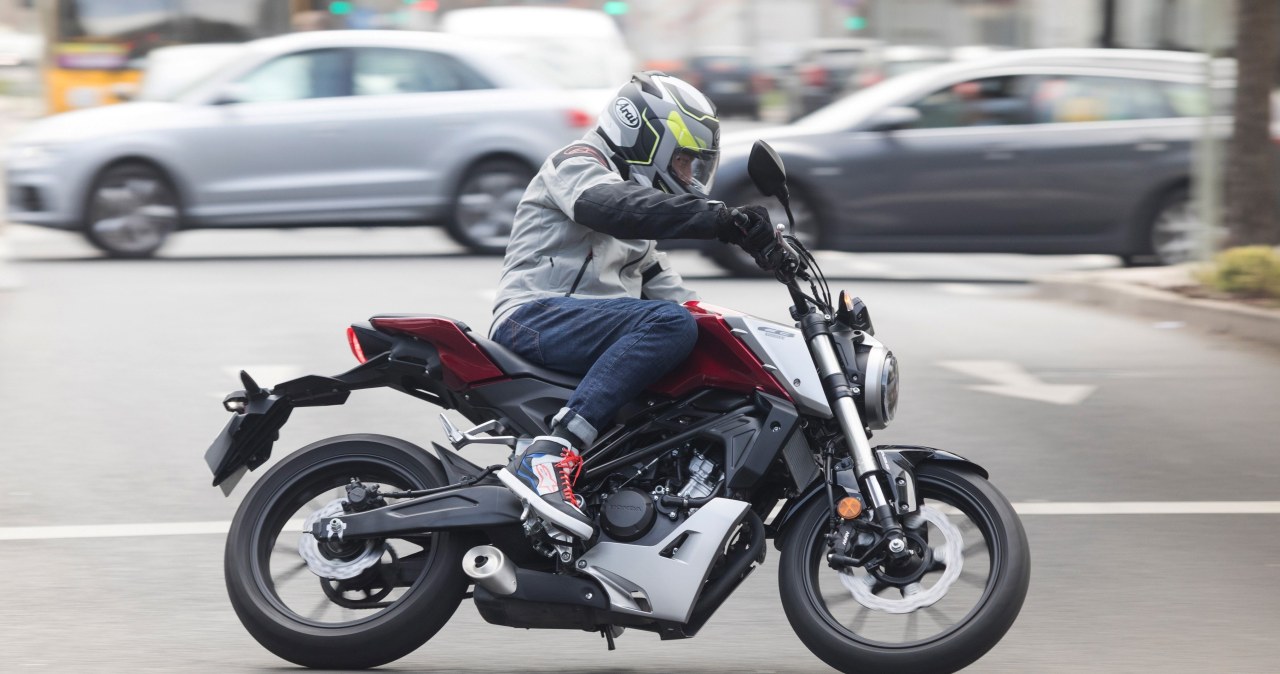 Kategoria B też pozwala jeździć motocyklami. Nie tylko z silnikami 125