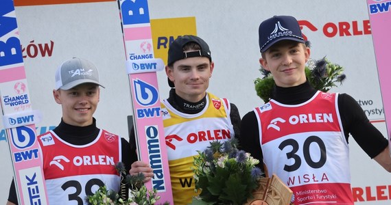 Marius Lindvik wygrał niedzielny konkurs Letniej Grand Prix w skokach narciarskich w Wiśle. Norweg triumfował także w sobotę. Drugie miejsce zajął Estończyk Artti Aigro, a trzecie zawodnik z USA Tate Frantz. Najlepszy z Polaków Paweł Wąsek był siódmy. W pierwszej dziesiątce zawodów uplasował się też Aleksander Zniszczoł - zajął 10. miejsce