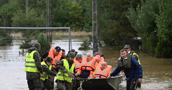 Ewakuacja ludzi z dachów budynków, woda sięgająca niemal czubka ulicznej latarni, przerwane tamy i zalane mosty, przechwycenie powodzian ze śmigłowców, niedziałające stacje benzynowe, brak prądu i zasięgu telefonii komórkowej - to krajobraz południowej Polski z ostatnich kilkudziesięciu godzin. Zobaczcie nagrania z ewakuacji poszkodowanych przez żywioł.