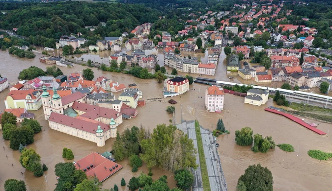 Przed Kłodzkiem druga fala powodziowa. Woda na wysokości piętra