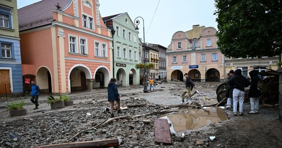 Olbrzymie ilości błota i żwiru, złamane na pół domy, zerwane mosty i ludzie łopatami wyrzucający szlam ze swoich mieszkań, a kilkaset metrów wyżej deptaki i spacerujący kuracjusze, zabytkowy dom zdrojowy i piękny park oświetlony latarniami – to dwa oblicza Lądka-Zdroju po olbrzymiej fali powodziowej, która przeszła przez to miasto.