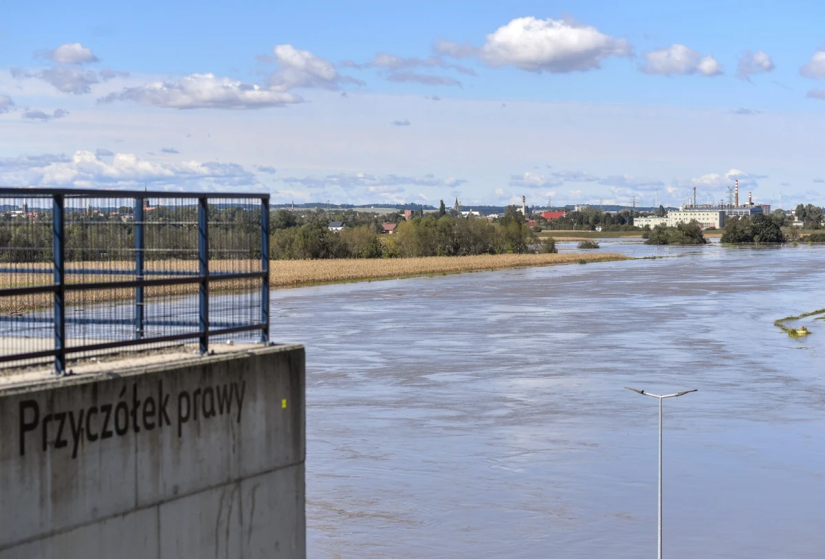 Zbiornik retencyjny Racibórz Dolny rozpoczął pracę w niedzielę rano. Prezes Wód Polskich Joanna Kopczyńska zapowiedziała, że celem jest "doprowadzenie do sytuacji, w której to, co spłynie z Kotliny Kłodzkiej, nie spotka się z falą powodziową z Odry". Ma to zabezpieczyć przed zalaniem Opole, Wrocław, Kędzierzyn-Koźle czy Krapkowice. Zbiornik, który ma pojemność 185 mln metrów sześciennych zostanie wypełniony prawie w całości.