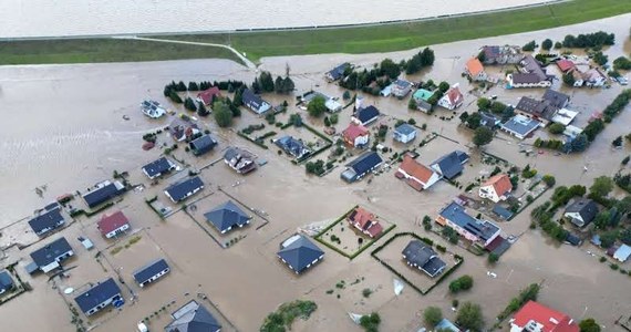 Burmistrz Nysy (woj. opolskie) zaapelował do mieszkańców o samoewakuację. "Drodzy mieszkańcy. Niestety, nie jesteśmy w stanie określić siły i kierunków grożącej nam powodzi" – przyznał Kordian Kolbiarz we wpisie na Facebooku. Lokalne media podają, że miasto jest "odcięte od świata". Woda zalewa kolejne ulice w następstwie podwyższenia się poziomu wody w Nysie Kłodzkiej.