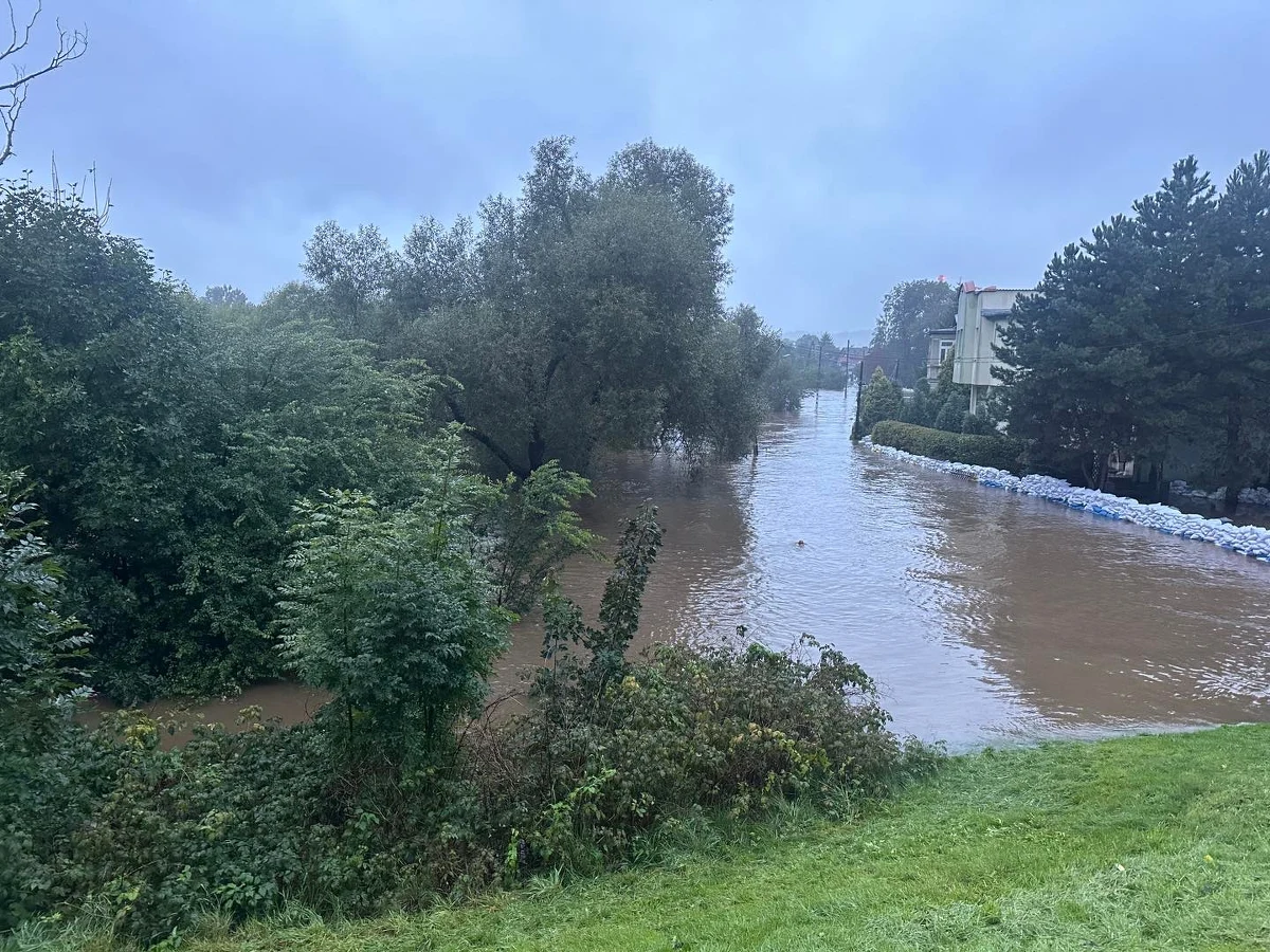 Coraz trudniejsza sytuacja w Jeleniej Górze na Dolnym Śląsku. Magistrat informuje, że wody w rzece Bóbr jest już tak dużo, że przelewa się górą przez wały przeciwpowodziowe w rejonie ul. Wiejskiej. Trwa ewakuacja mieszkańców.