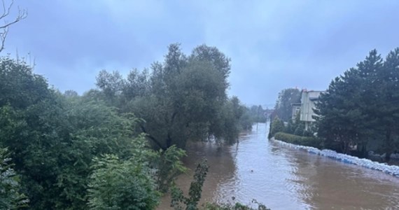 Coraz trudniejsza sytuacja w Jeleniej Górze na Dolnym Śląsku. Magistrat informuje, że wody w rzece Bóbr jest już tak dużo, że przelewa się górą przez wały przeciwpowodziowe w rejonie ul. Wiejskiej. Trwa ewakuacja mieszkańców.