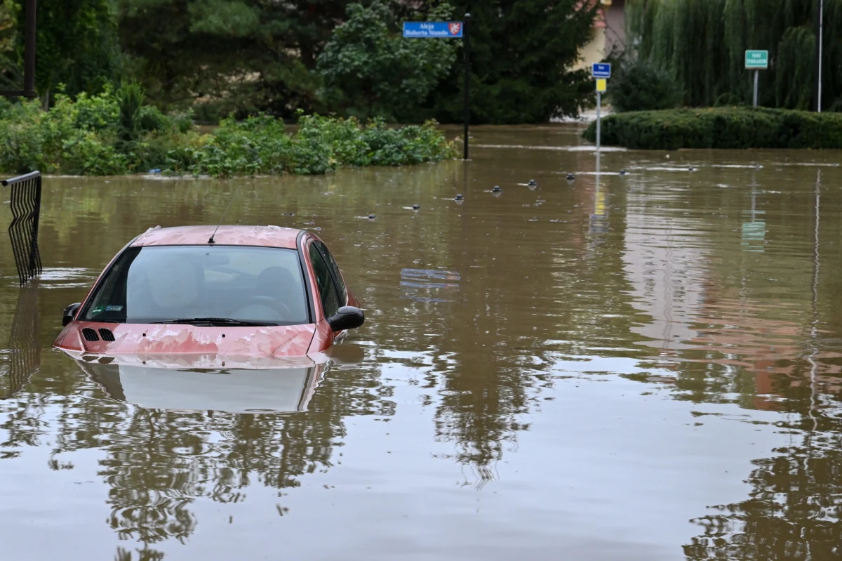 Żelazno to niewielka miejscowość niedaleko Kłodzka na Dolnym Śląsku. To właśnie stamtąd odebraliśmy w niedzielę wieczorem wstrząsające zgłoszenie na Gorącą Linię RMF FM. "Czekamy na ewakuację od rana. Tę największą falę, która szła, spędziłem z córką i psem na dachu szopy. Żona z 9-miesięcznym dzieckiem musiała być w domu. Niby helikoptery latały, mieliśmy machać czymś białym. Wyszedłem na dach, niby nas widzieli, ale nie podjęli" - mówił w rozmowie z RMF FM pan Marcin.