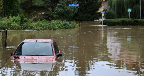 Żelazno to niewielka miejscowość niedaleko Kłodzka na Dolnym Śląsku. To właśnie stamtąd odebraliśmy w niedzielę wieczorem wstrząsające zgłoszenie na Gorącą Linię RMF FM. "Czekamy na ewakuację od rana. Tę największą falę, która szła, spędziłem z córką i psem na dachu szopy. Żona z 9-miesięcznym dzieckiem musiała być w domu. Niby helikoptery latały, mieliśmy machać czymś białym. Wyszedłem na dach, niby nas widzieli, ale nie podjęli" - mówił w rozmowie z RMF FM pan Marcin.