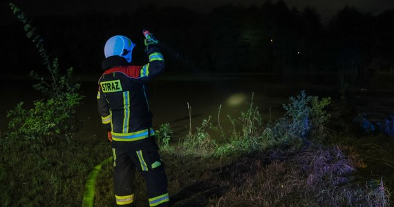 W miejscowości Nowy Świętów w powiecie nyskim w zalanym budynku odnaleziono zwłoki kobiety. To kolejna ofiara powodzi, która przechodzi przez Polskę. W poniedziałek policja zaprzeczyła jednak, jakoby znaleziona 70-latka była ofiarą powodzi. 