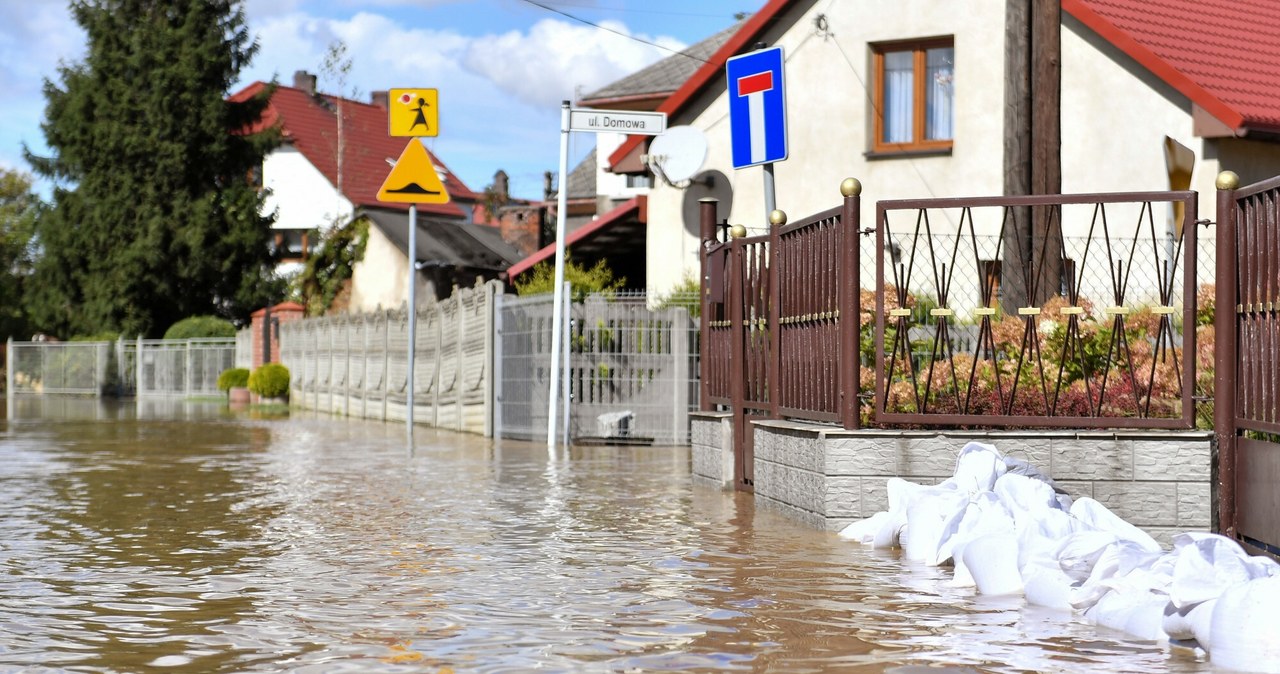 Woda, konserwy, łóżka i koce. MSWiA uruchamia pomoc dla powodzian