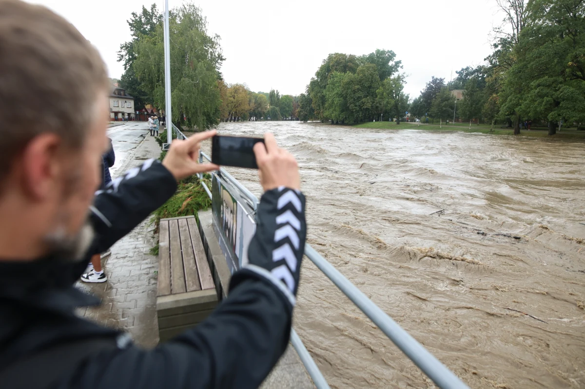 Burmistrz Kuźni Raciborskiej wydał w niedzielę wieczorem zarządzenie o ewakuacji mieszkańców z niektórych rejonów Kuźni Raciborskiej, Rud i Rudy Kozielskiej. Ma to związek z rosnącym zagrożeniem powodziowym.