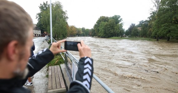 Burmistrz Kuźni Raciborskiej wydał w niedzielę wieczorem zarządzenie o ewakuacji mieszkańców z niektórych rejonów Kuźni Raciborskiej, Rud i Rudy Kozielskiej. Ma to związek z rosnącym zagrożeniem powodziowym.