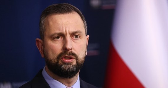 "2600 osób z zagrożonych powodzią miejsc ewakuowano minionej doby" - powiedział szef MON Władysław Kosiniak-Kamysz. Jak dodał, żołnierze razem z Żandarmerią Wojskową zabezpieczają wały, pomagają w ewakuacjach oraz dostarczają najpotrzebniejsze rzeczy poszkodowanym.