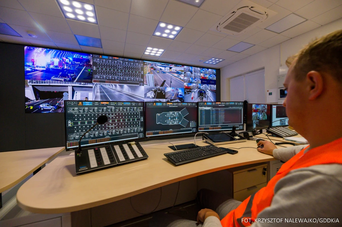 Generalna Dyrekcja Dróg Krajowych i Autostrad ogłosiła przetarg na obsługę Centrum Zarządzania Tunelem pod Luboniem Małym na Zakopiance. Firma, która go wygra musi zapewnić personel z odpowiednimi kwalifikacjami do obsługi monitoringu, będzie też odpowiadać za utrzymanie urządzeń i systemów bezpieczeństwa.