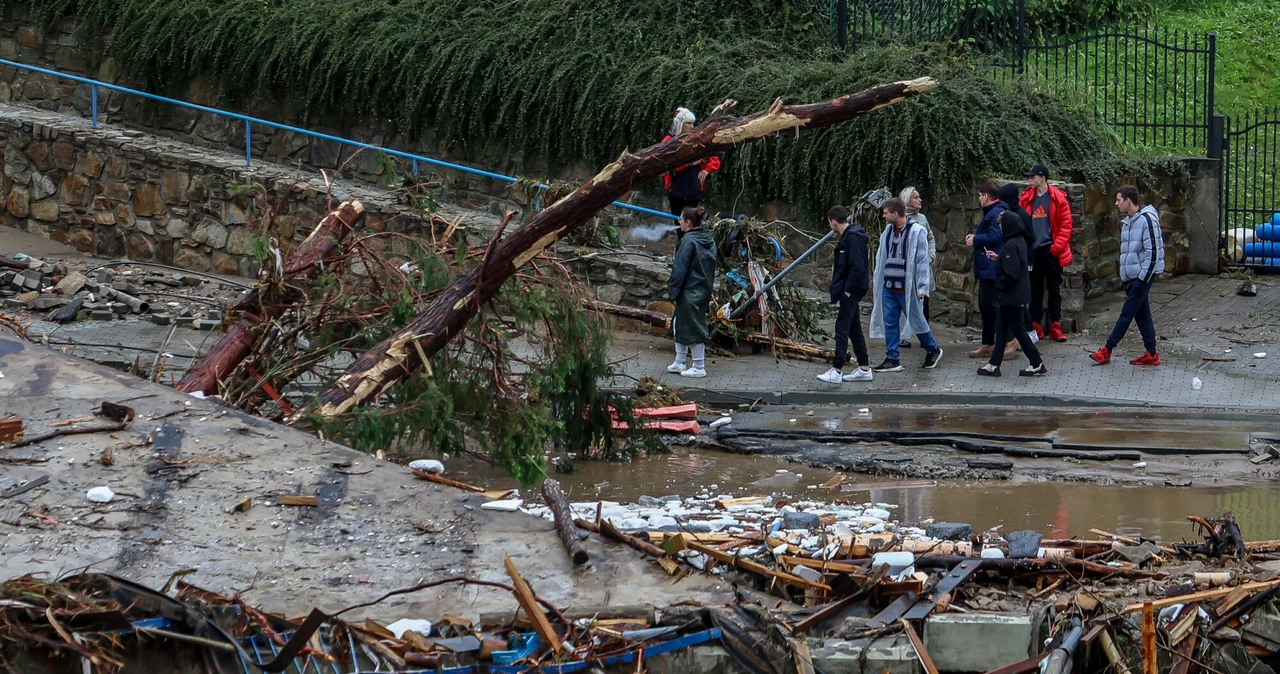 Powódź na Dolnym Śląsku. Strażacy ewakuują ludzi