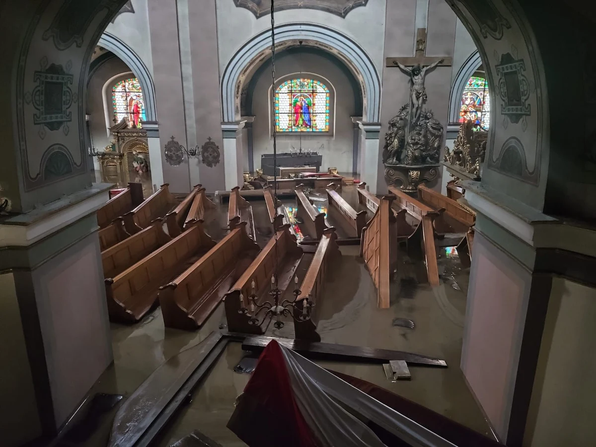 "Zmielone bruki, powyrywane drzwi z kościoła, zablokowane drzwi" - tak sytuację w klasztorze franciszkanów w Kłodzku opisywał w rozmowie z Radiem RMF24 o. Sławomir Klim. W niedzielę woda wdzierała się do podtapianych kamienic w mieście. Poziom Nysy Kłodzkiej był bliski temu z 1997 roku.