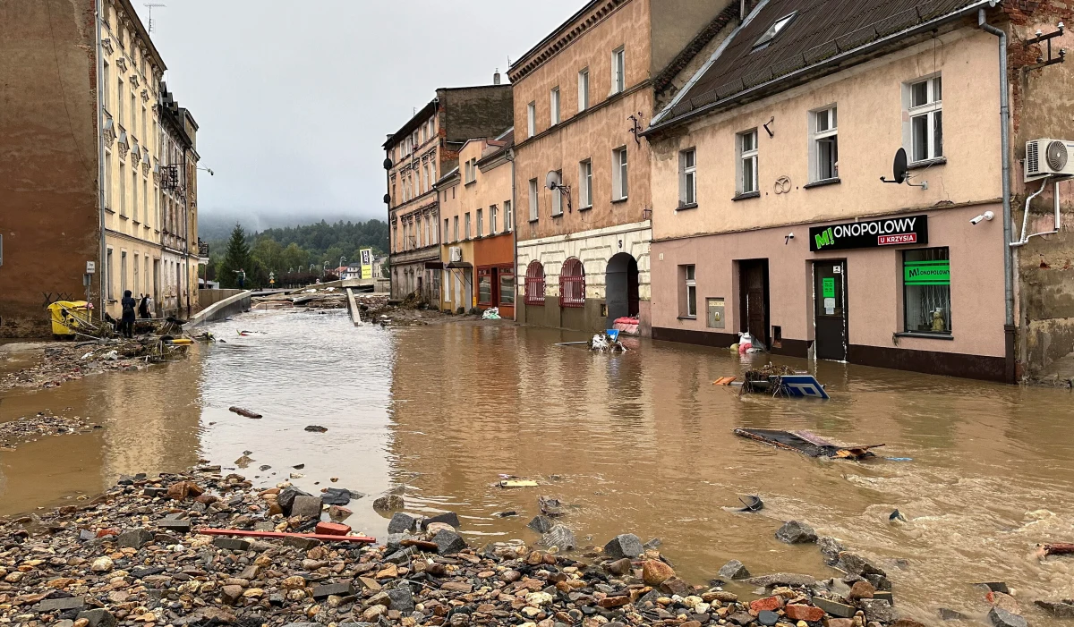 Pierwsza transza pomocy dla obszarów dotkniętych powodzią ma wynieść 21 mln zł w formie dotacji z Wojewódzkich Funduszy Ochrony Środowiska i Gospodarki Wodnej - poinformowała minister klimatu i środowiska Paulina Hennig-Kloska. Jak dodała, środki miałyby zostać przeznaczone m.in. na zakup agregatów prądotwórczych czy worków na piasek.