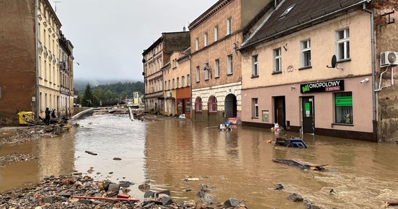 Pierwsza transza pomocy dla obszarów dotkniętych powodzią ma wynieść 21 mln zł w formie dotacji z Wojewódzkich Funduszy Ochrony Środowiska i Gospodarki Wodnej - poinformowała minister klimatu i środowiska Paulina Hennig-Kloska. Jak dodała, środki miałyby zostać przeznaczone m.in. na zakup agregatów prądotwórczych czy worków na piasek.