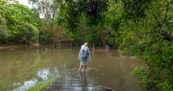 "Na 92 stacjach hydrologicznych utrzymuje się stan alarmowy, a stan ostrzegawczy - na 34" - poinformował w poniedziałek rano IMGW.  Dla zlewni rzek na południu Polski aktualne pozostają ostrzeżenia hydrologiczne najwyższego, trzeciego stopnia.