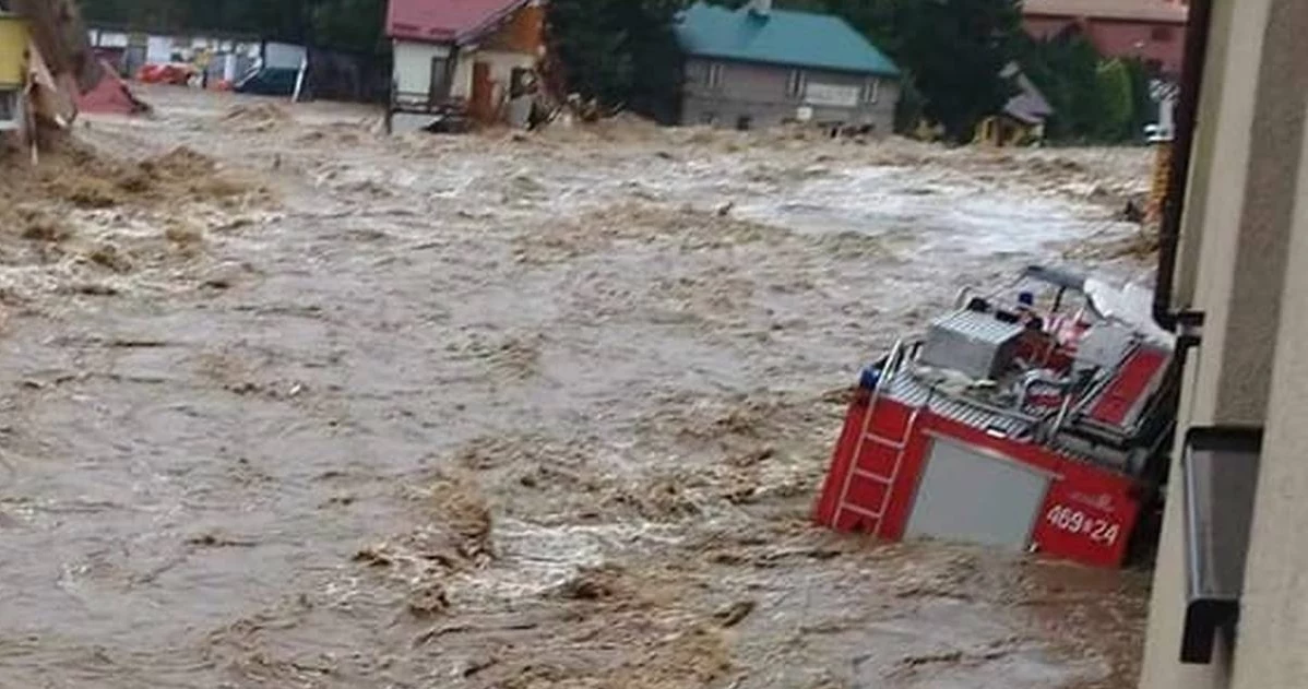 Tama w Stroniu Śląskim przerwana. Sytuacja jest tragiczna, walą się budynki