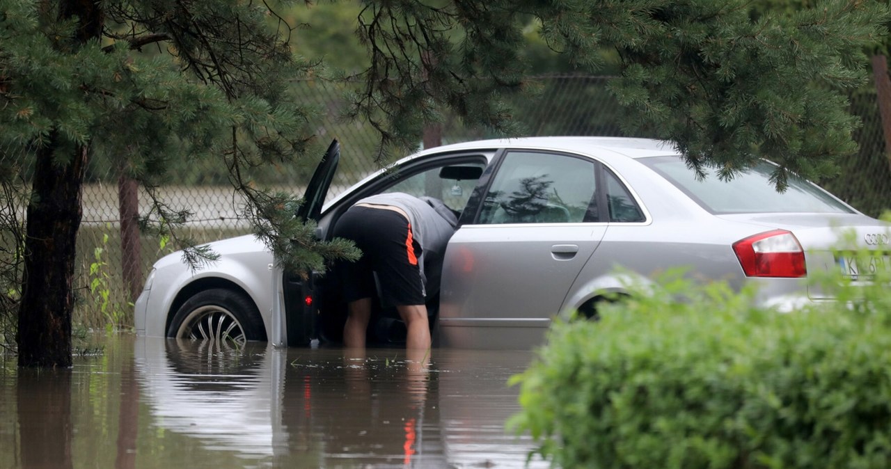 Sytuacja, powodziowa, wielu, regionach, Polski, słabnie, stan, alarmowy, wciąż, obowiązuje, rzekach, końcu, jednak, sytuacja, zo Woda zalała auto. Czy naprawa samochodu po powodzi ma sens?